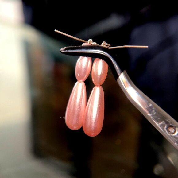 2 Set of Pearl Earrings - Picture 2 of 7